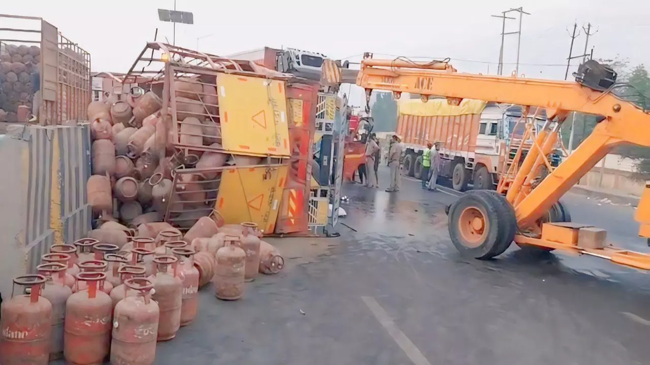 Bulandshahr News: NH 34 पर कंटेनर-गैस सिलेंडर लदे कैंटर की टक्कर, चालक की मौत