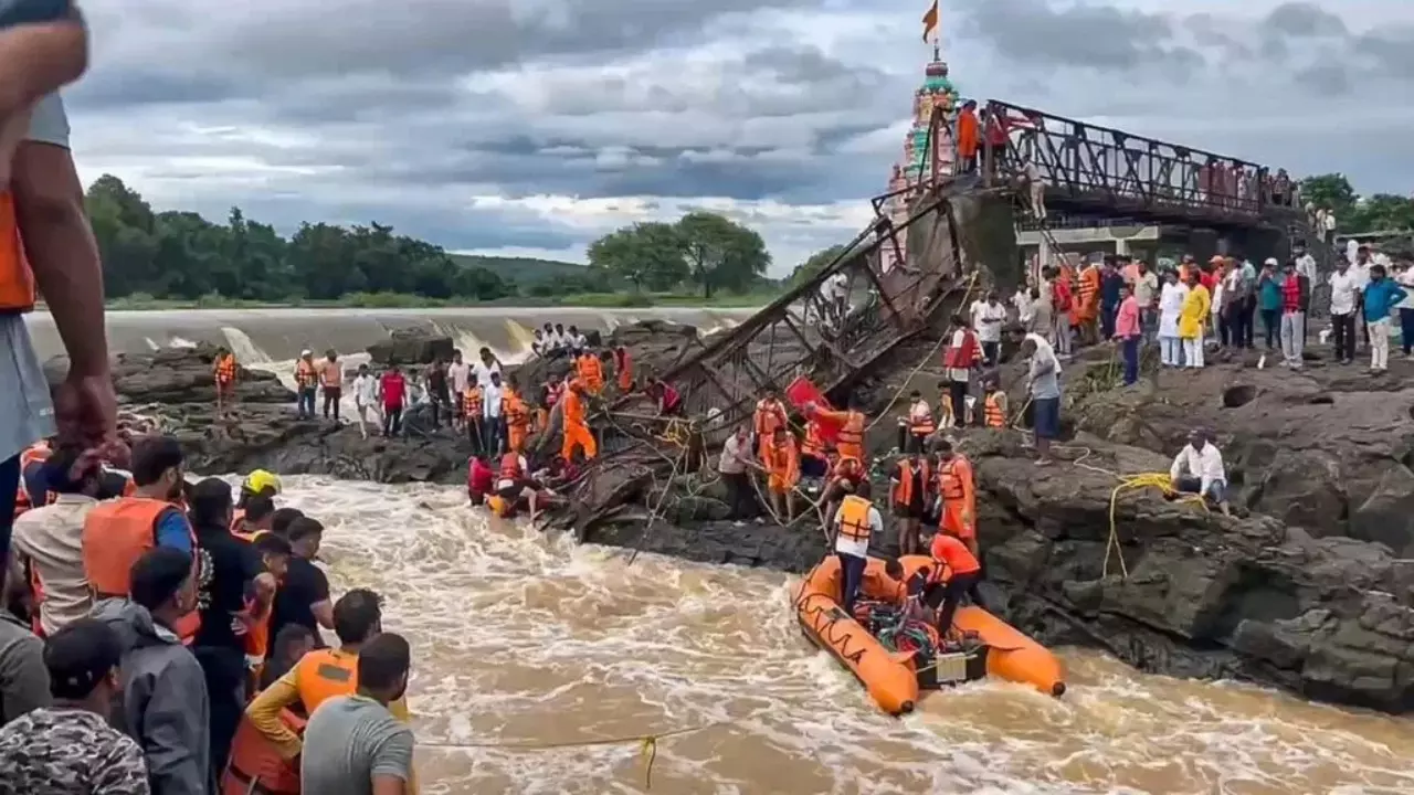 Pune Bridge Collapse: पीएम मोदी ने जताया दुख, राहत कार्यों की ली जानकारी