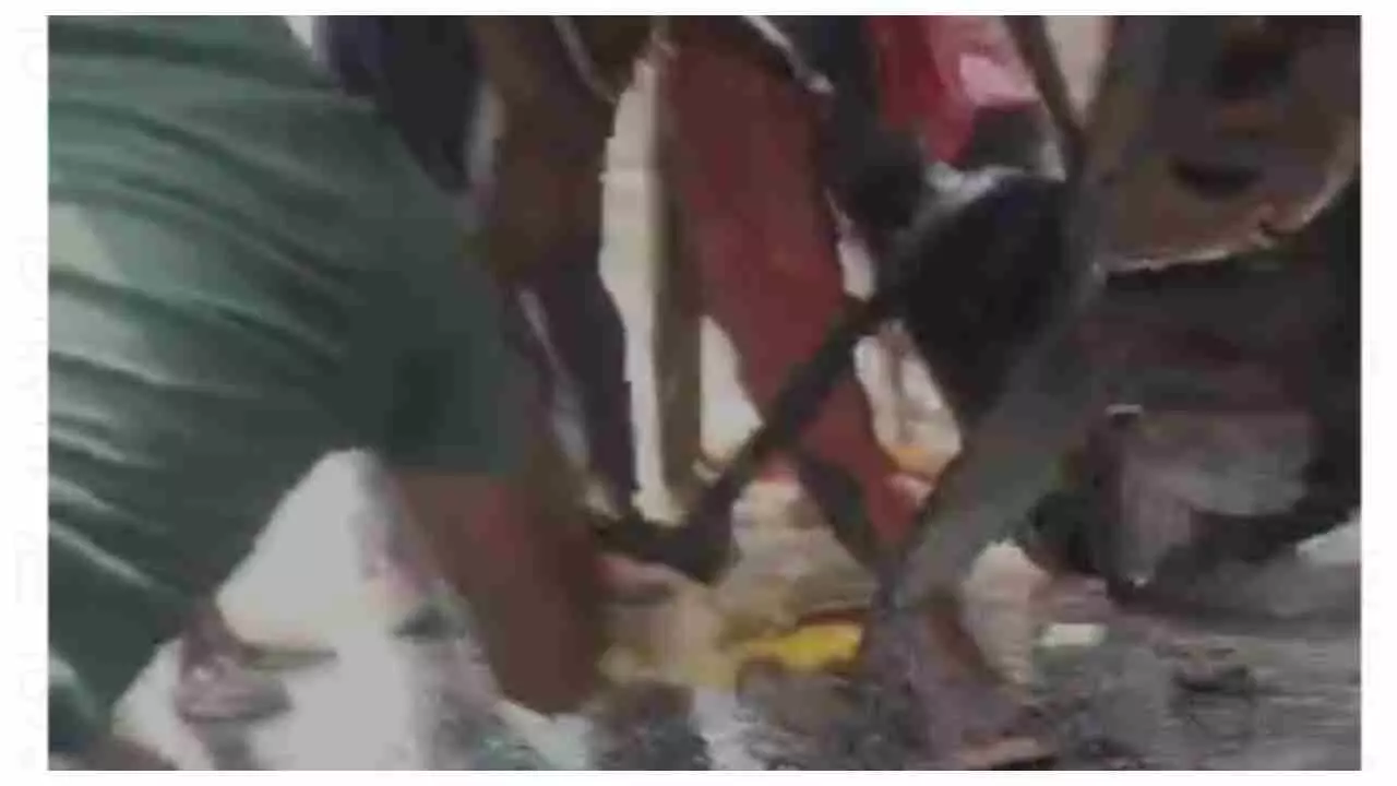 Chandauli News: सड़क किनारे खड़ी गैस सिलेंडर लदी ट्रक में डीसीएम ने मारी टक्कर, चालक-खलासी गाड़ी में फंसे
