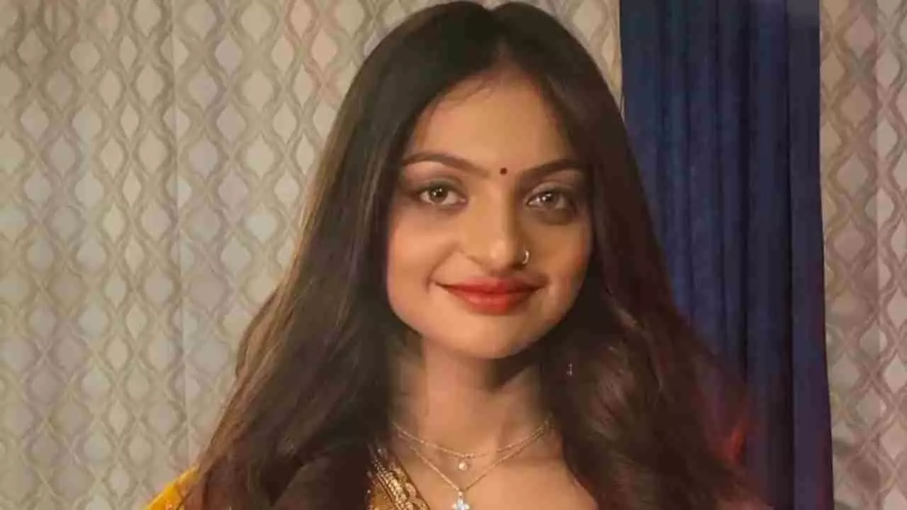 Kumbh Viral Girl Monalisa Income Kumbh Viral Girl Monalisa Income