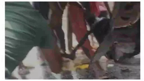 Chandauli News: सड़क किनारे खड़ी गैस सिलेंडर लदी ट्रक में डीसीएम ने मारी टक्कर, चालक-खलासी गाड़ी में फंसे Chandauli News: सड़क किनारे खड़ी गैस सिलेंडर लदी ट्रक में डीसीएम ने मारी टक्कर, चालक-खलासी गाड़ी में फंसे