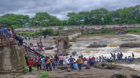 Pune Bridge Collapsed: पुणे में बड़ा हादसा, भारी बारिश के बीच इंद्रायणी नदी पर पुल ढहा, 25-30 पर्यटक बहे