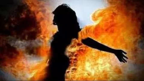 Chandauli News: मायके आई बेटी धू-धू कर जली, चीखें सुनकर दौड़े घर वाले, अस्पताल में डाक्टरों ने किया मृत घोषित