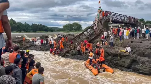 Pune Bridge Collapse: पीएम मोदी ने जताया दुख, राहत कार्यों की ली जानकारी