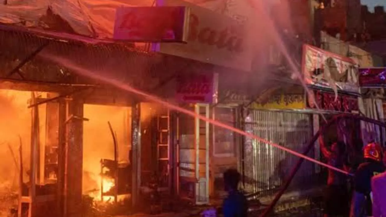 Kolkata News: खिदिरपुर बाजार में भीषण आग: 400 से अधिक दुकानें जलकर राख, दमकल की 20 गाड़ियां घंटों से जुटीं