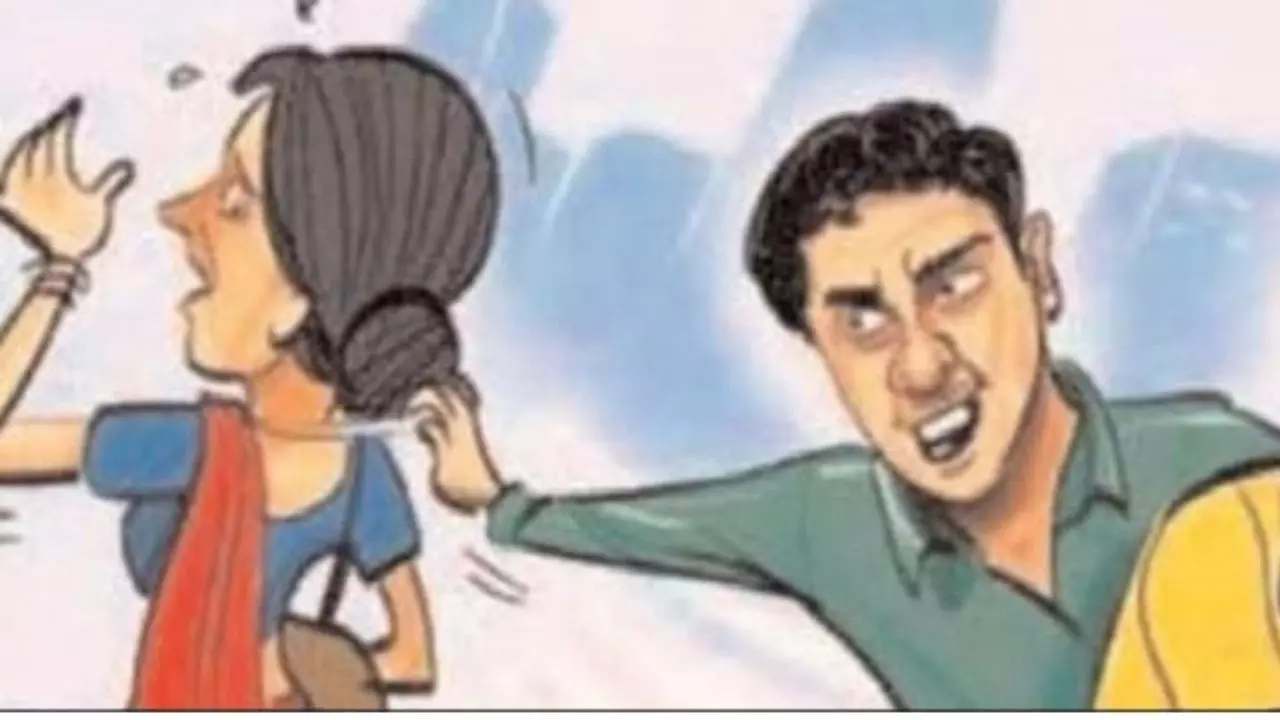 Bareilly News: महिला से दिनदहाड़े लूट, पर्स और सोने के कुंडल लेकर फरार हुए तीन बाइक सवार बदमाश