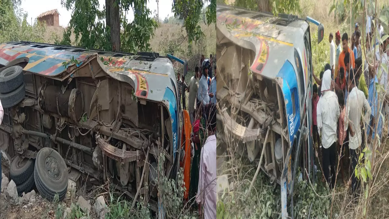 Sonbhadra News: हाइटेंशन पोल-पुल से टकराकर सवारियों से भरी बस पलटी, आठ यात्री घायल, संयोग ने बचाया बड़ा हादसा