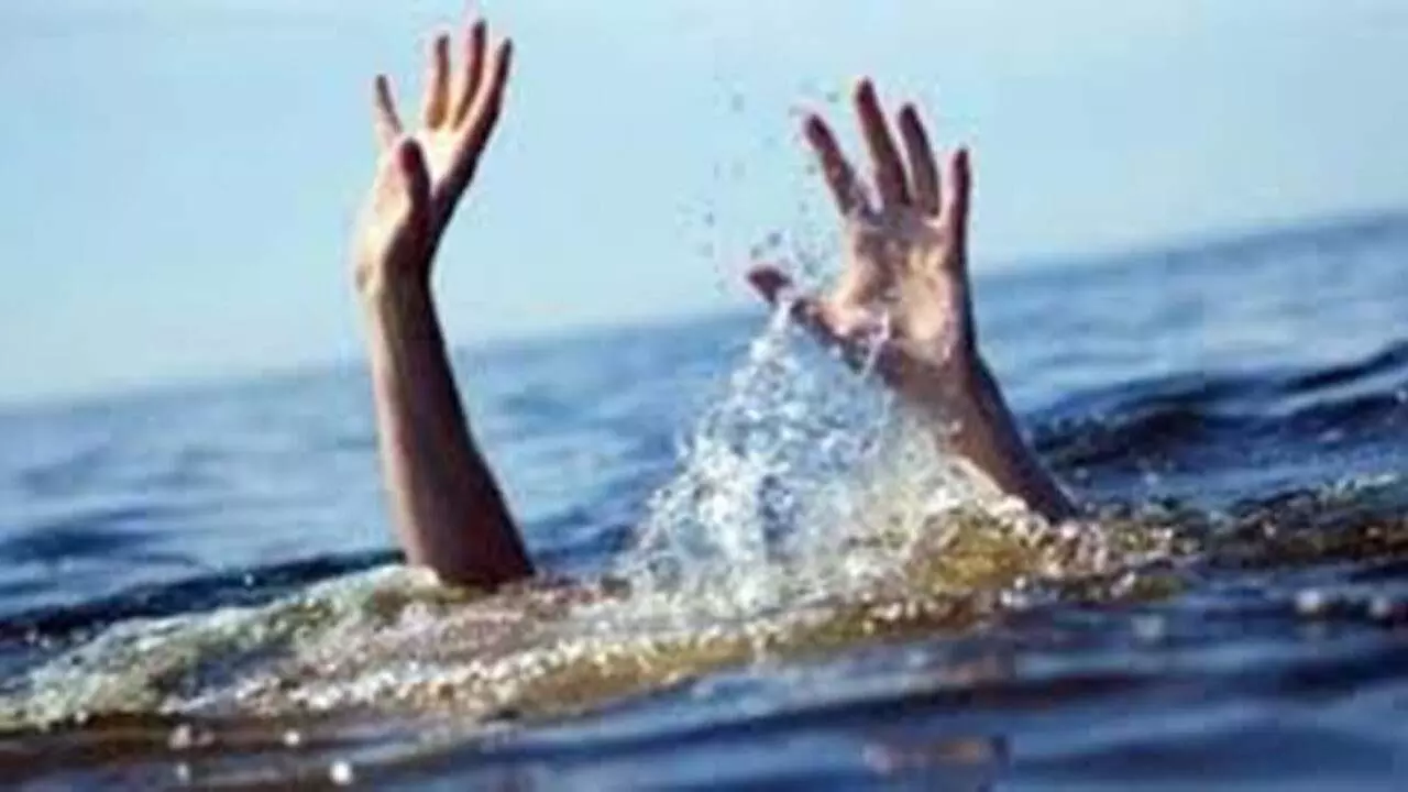 Elderly man takes leap into Yamuna, police in pursuit of body