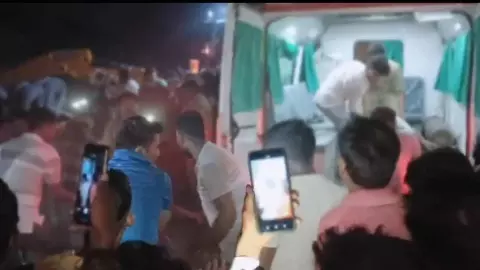 Sitapur News: सीतापुर में दर्दनाक सड़क हादसा, ट्रक के नीचे दबकर चार की मौत Sitapur News: सीतापुर में दर्दनाक सड़क हादसा, ट्रक के नीचे दबकर चार की मौत