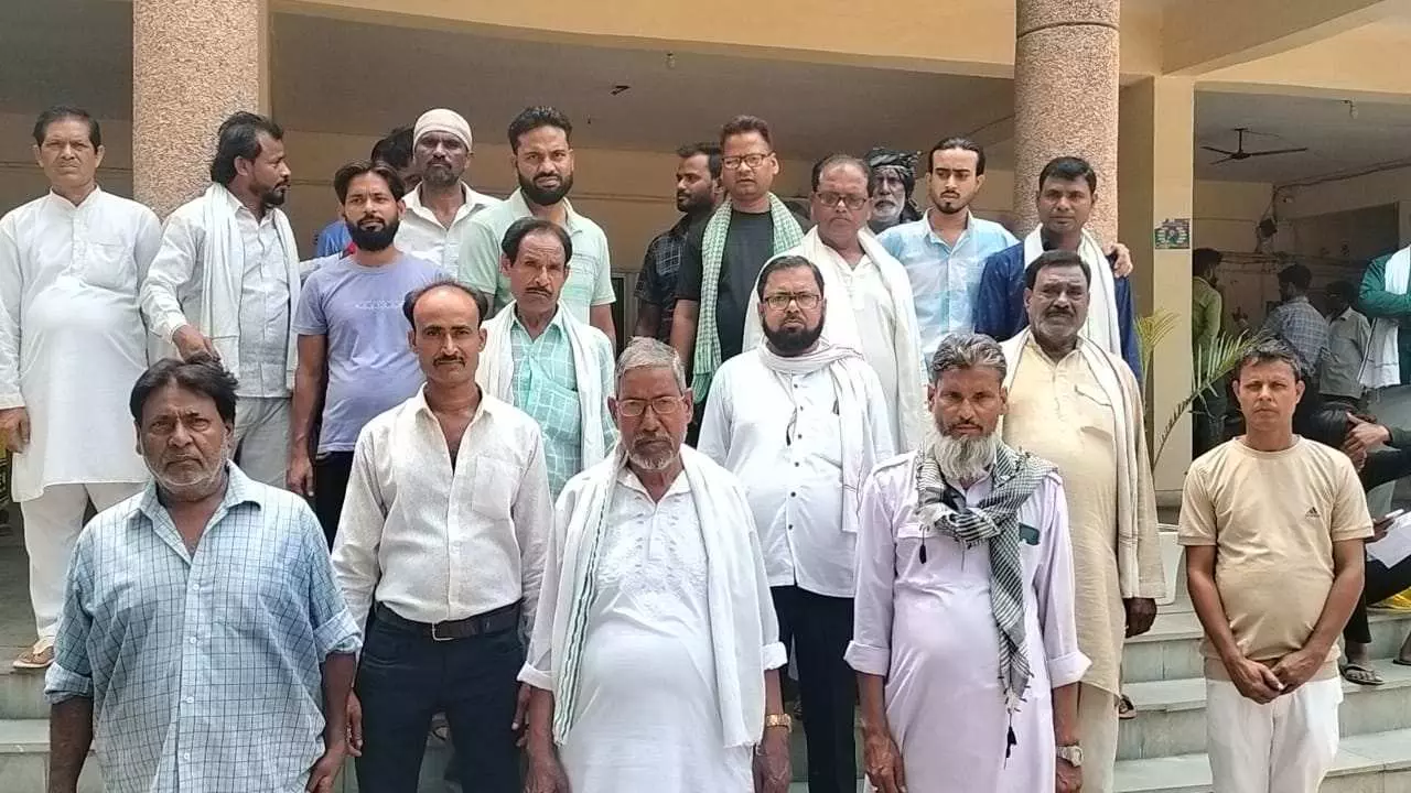 Banda News: बाँदा की इमामबाड़ा कमेटी सदस्यों ने पुलिस की मौजूदगी में कमेटी के अध्यक्ष सहित अन्य पदों का चुनाव कराने की मांग की