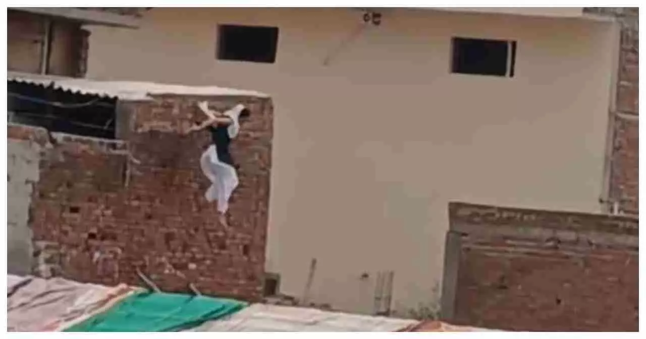 Baghpat News:   प्रेमी संग होटल में रंगे हाथों पकड़ी गई महिला, छत से कूदकर हुई फरार