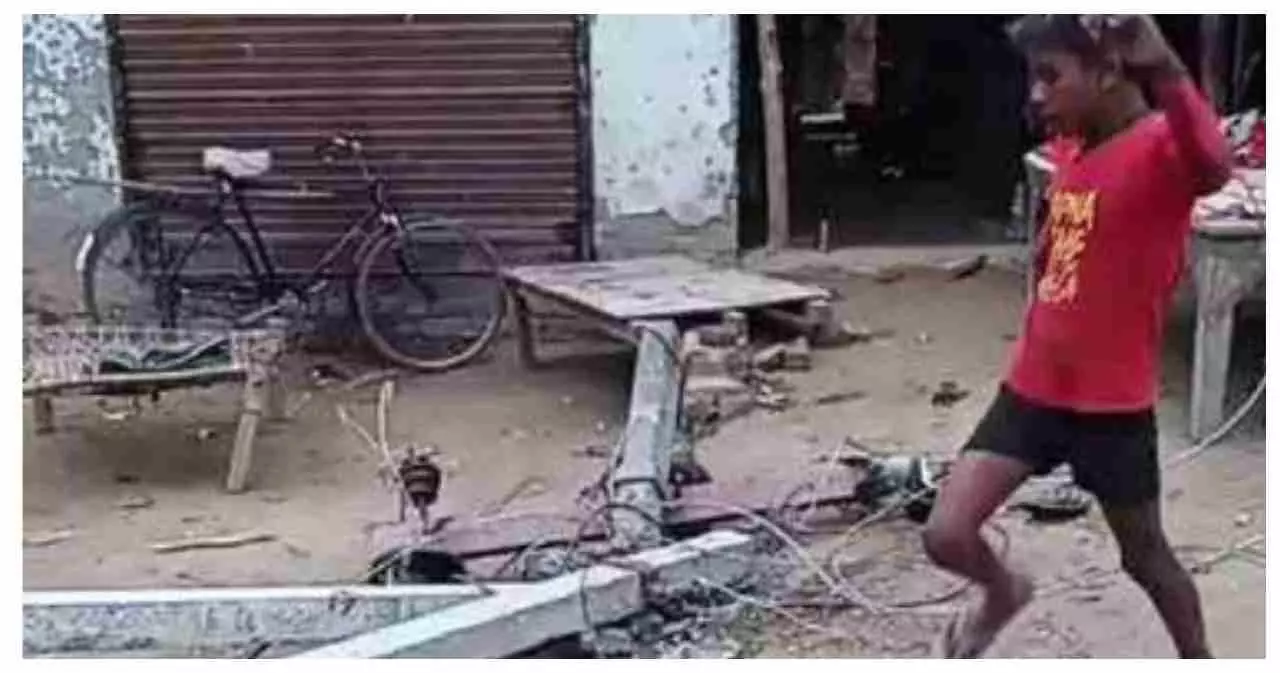 Shravasti News: तेज रफ्तार डंपर बिजली के पोल से टकराया, परिवार बाल बाल बचा