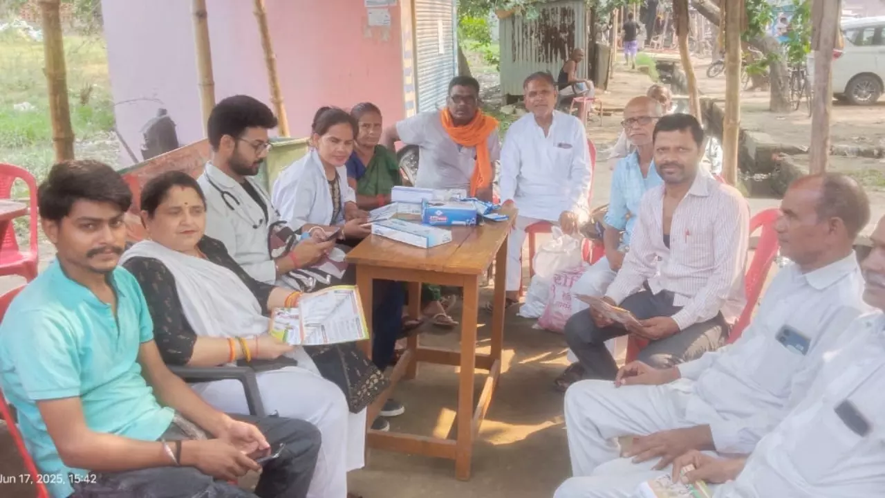 Bareilly News: केंद्र सरकार के ग्यारह वर्ष पूरे होने पर मीरगंज मे बीजेपी नेताओं ने लगाई  चौपाल।एक दूसरे को मिठाई खिलाकर मनाई खुशी