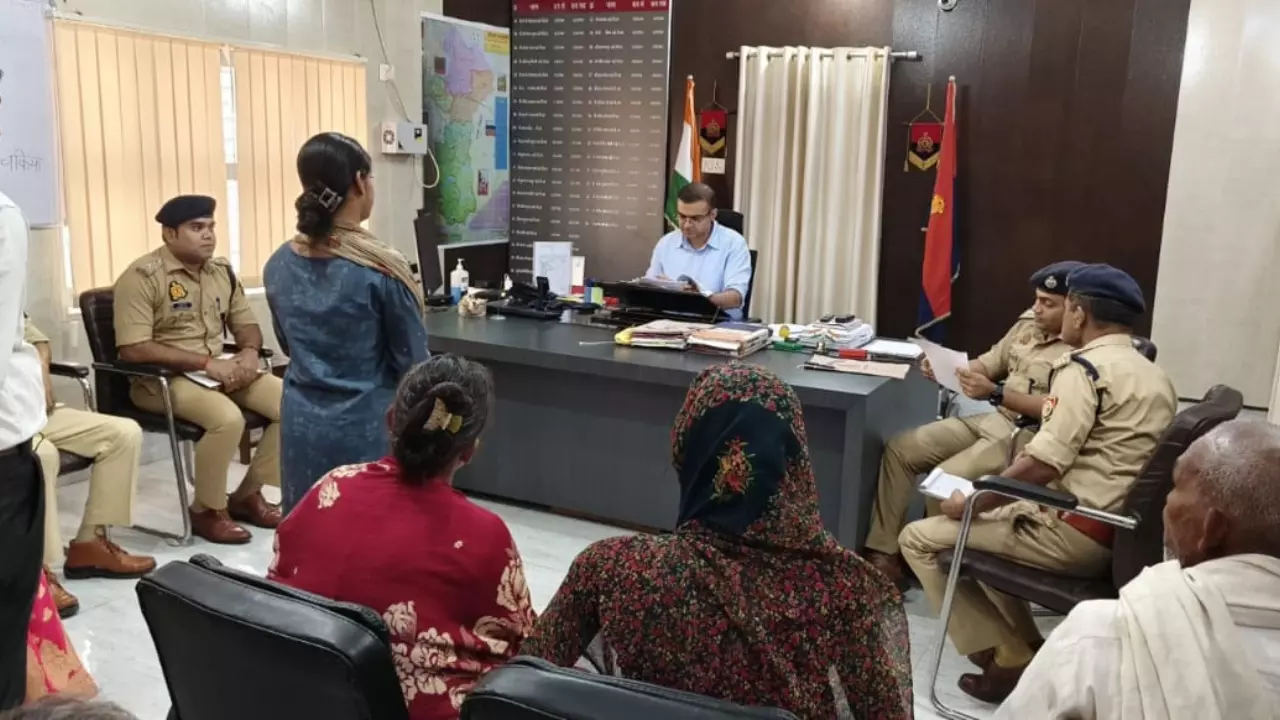Chandauli News: जनता दर्शन में जुटे फरियादी,चंदौली एसपी ने दिए त्वरित समाधान के निर्देश