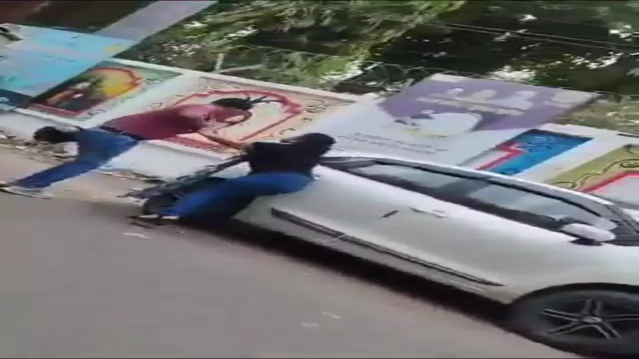 Lucknow News: लखनऊ में थाने के सामने ही प्रेमी प्रेमिका ने शुरू किया विवाद... जमकर हुई कहासुनी, थाने पहुंचने पर बड़ी वजह आयी सामने
