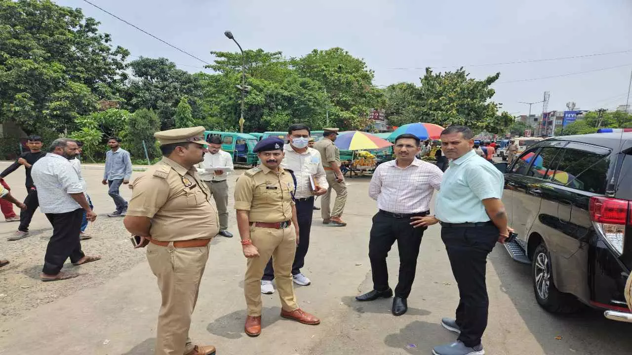 Lucknow News: लखनऊ की ट्रैफिक व्यवस्था का जायजा लेने के लिए सड़क पर उतरे DM और जॉइंट कमिश्नर, कई चौराहों का किया निरीक्षण