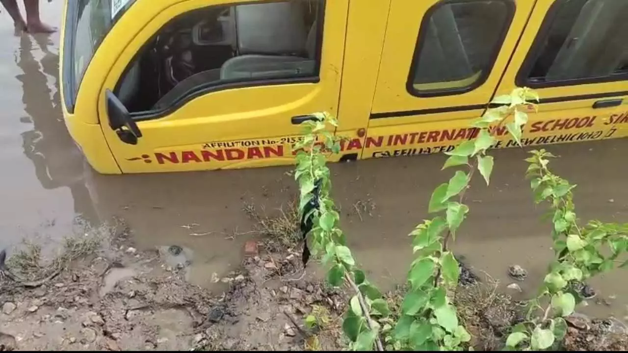 Chandauli News: नेशनल हाईवे की लापरवाही का शिकार हुई स्कूल वैन, बाल-बाल बचे छात्र