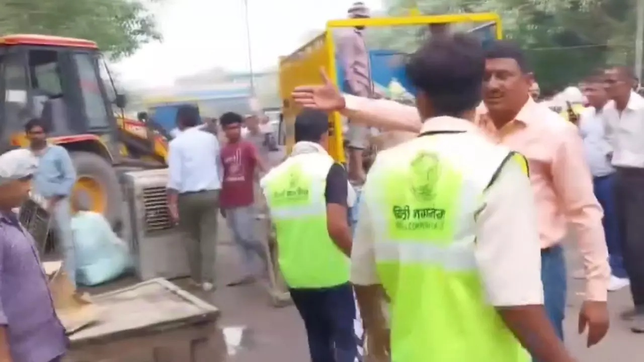 दिल्ली के बाटला हाउस में बड़ी कार्रवाई, अतिक्रमण हटाने बुलडोजर की तैयारी, प्रशासन हुआ अलर्ट!