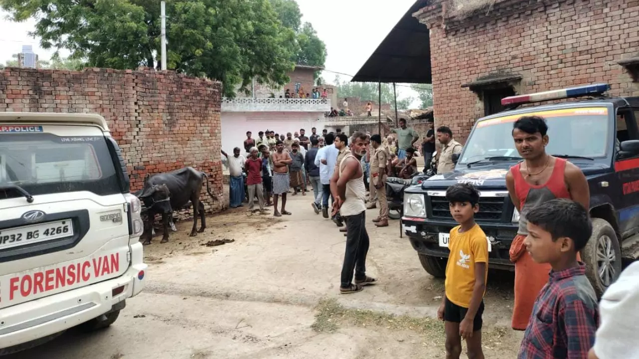 Fatehpur News: फतेहपुर में नशे में धुत बेटे ने डंडे से पीट-पीटकर की मां की हत्या, पिता को भी दी धमकी