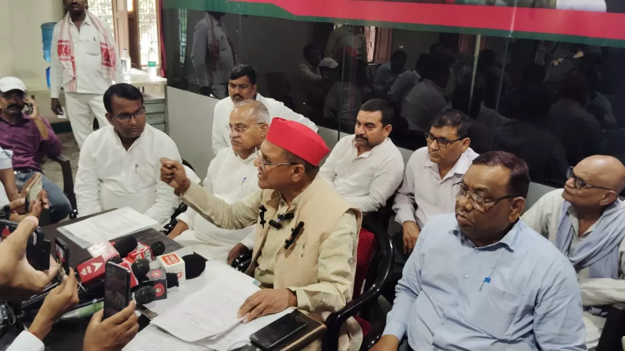 Azamgarh News:  CM योगी आदित्यनाथ के दौरे से पहले समाजवादी पार्टी ने प्रेस वार्ता कर लगाया विकास कार्य ठप करने, भ्रष्टाचार और उपेक्षा का आरोप
