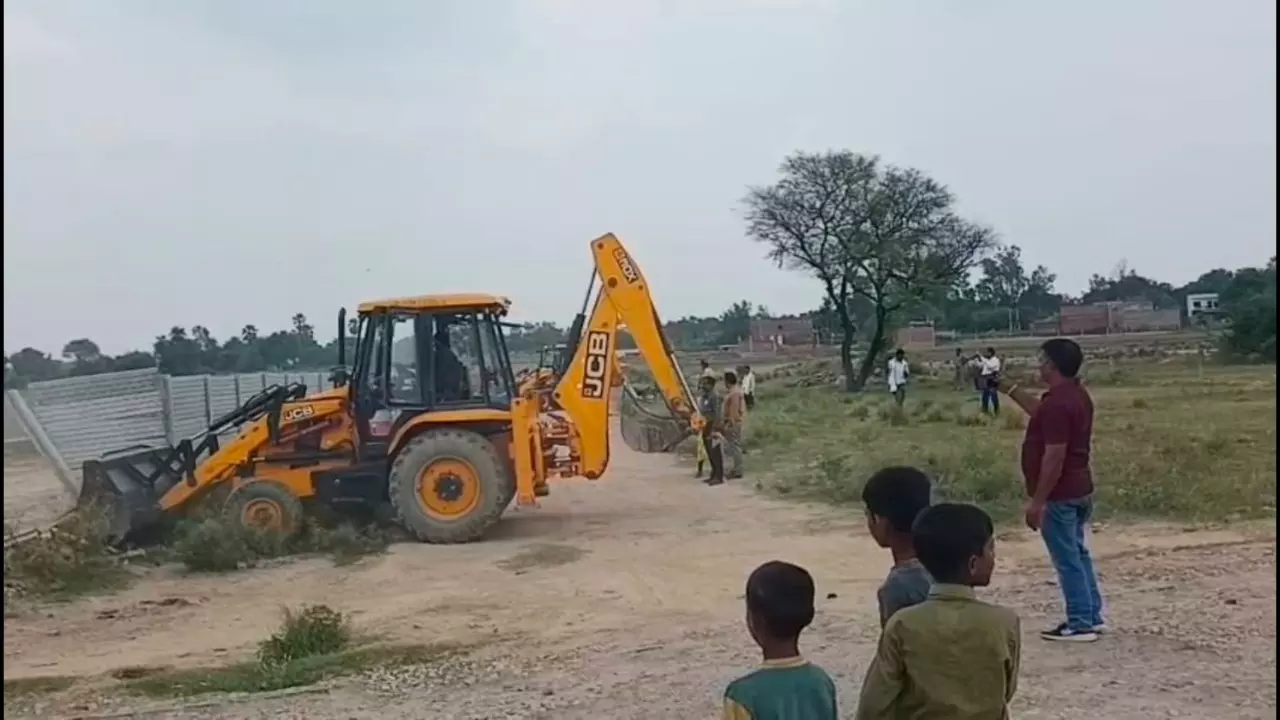 Barabanki News: बाराबंकी में अवैध निर्माण पर प्रशासन का एक्शन, एसडीएम के आदेश पर 22 बीघा जमीन पर चल रही अवैध प्लाटिंग और निर्माण ध्वस्त