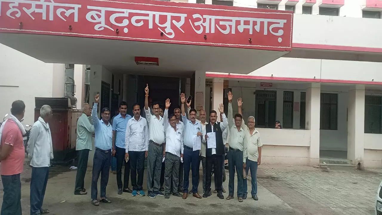 Azamgarh News: डिस्ट्रिक्ट बार एसोसिएशन के मंत्री की अभद्र टिप्पणी पर अधिवक्ताओं का विरोध प्रदर्शन