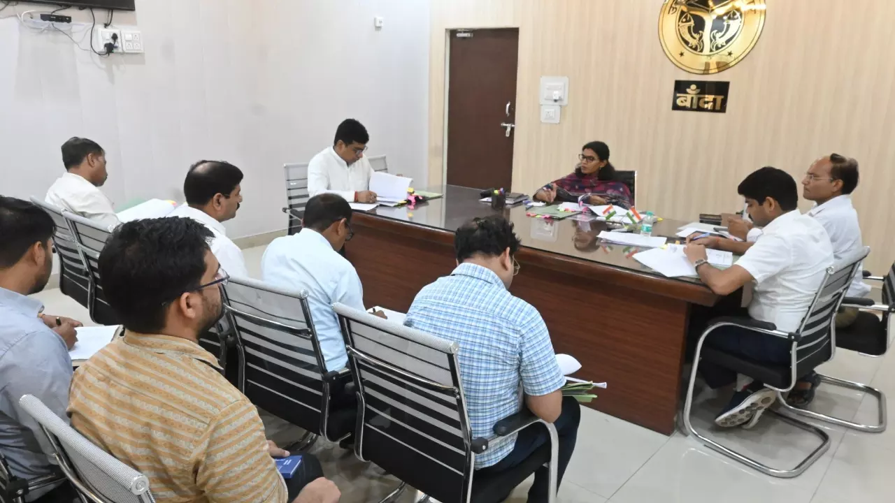 Banda News:  DM ने नगरों में वनों और प्राकृतिक संसाधनों के संरक्षण संबंधी मांगे प्रस्ताव, आजीविका संवर्धन गतिविधियां भी हों दर्ज