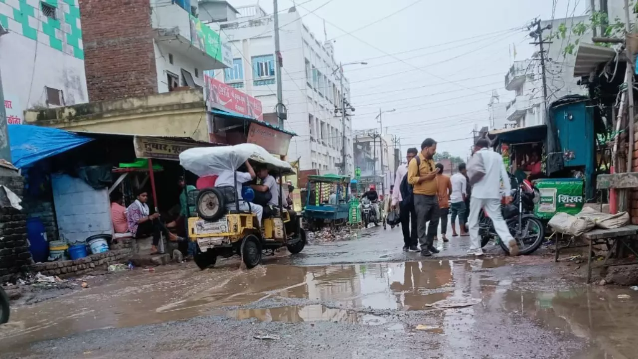 Hardoi News: हरदोई स्टेशन का गंदा सच, डीआरएम पहुंचे, मगर मुख्य गेट तक नहीं