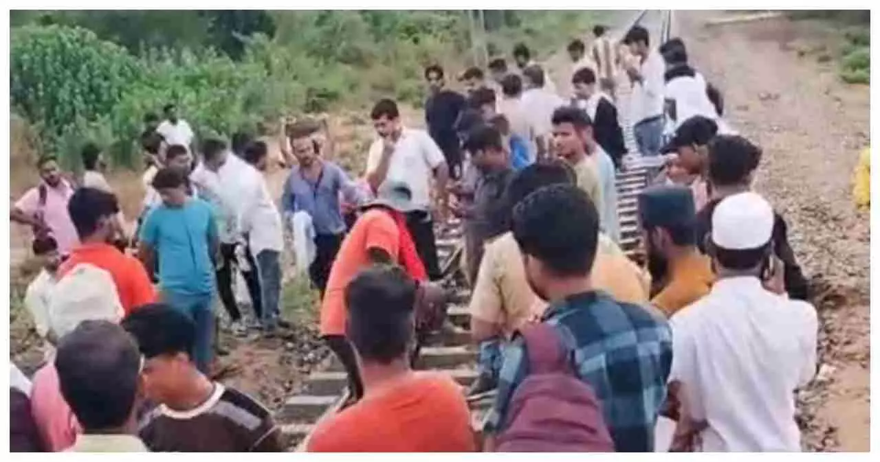 Unnao News : किशोर की सतर्कता से टला बड़ा रेल हादसा: उन्नाव में बाल वीर ने बचाईं सैकड़ों जानें-अचानक धंसा ट्रैक के नीचे बना अंडरपास