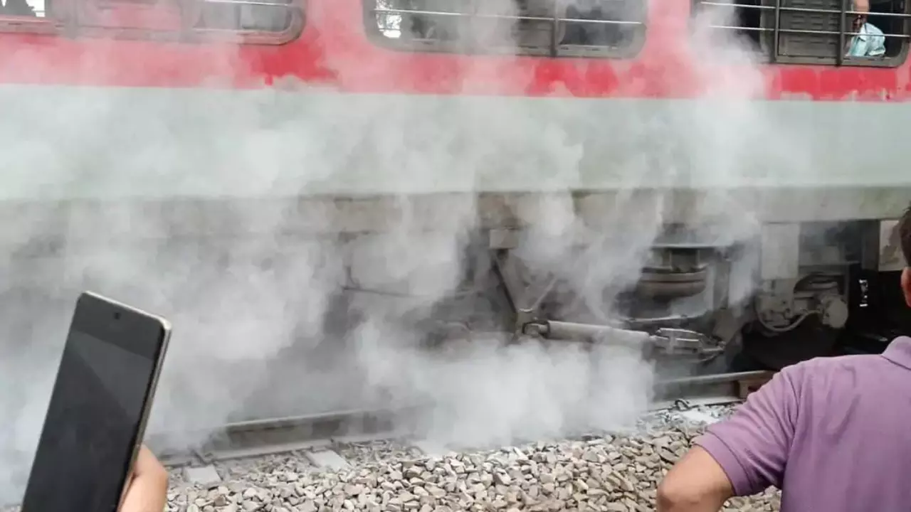 Auraiya News:  उड़ीसा संपर्क क्रांति एक्सप्रेस में तकनीकी खराबी से मची अफरा-तफरी, कोई हताहत नहीं