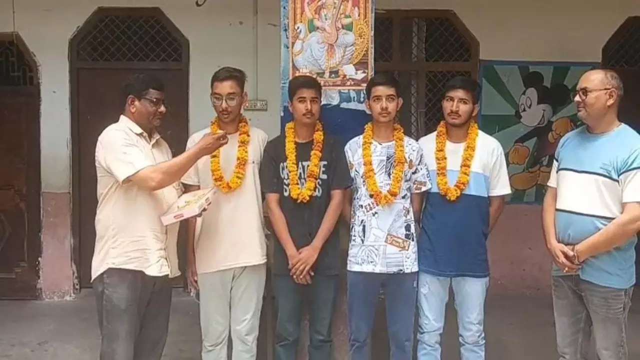 Jalaun News: चार भाइयों ने पास की NEET की परीक्षा, जमकर मिल रहीं बधाइयां