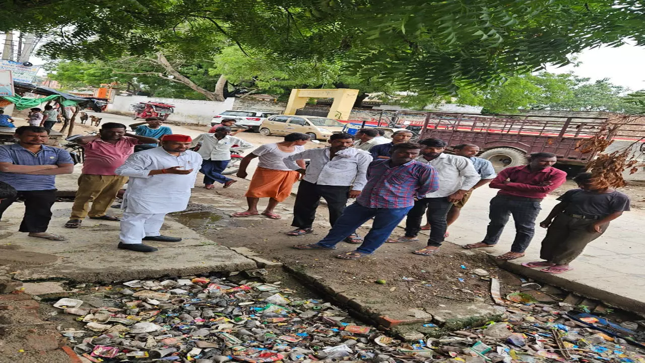Hardoi News: समाजवादी पार्टी के नेता ने नगर पालिका के वार्डो का किया निरीक्षण, लोगो से की बात, कहा सिर्फ कागजों तक सिमटा विकास