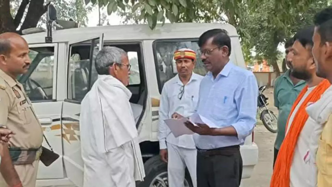 Gonda News: फर्जी सेजरा में जिंदा व्यक्ति को मृत दिखाने का गंभीर आरोप, पीड़ित ने एसडीएम से लगाई गुहार