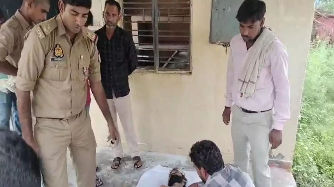 Etawah News: सफाई के दौरान करंट लगने से युवक की मौत, पूरी घटना CCTV में कैद