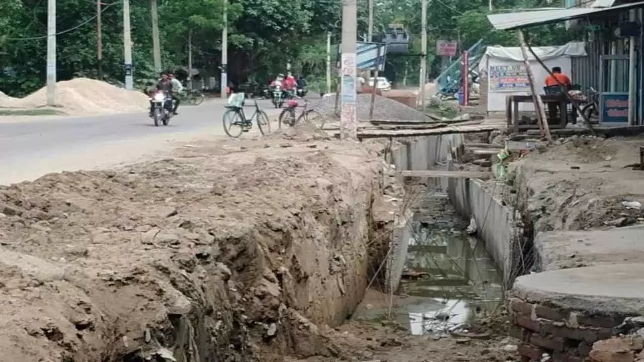 Gonda news: बेलसर रोड पर अधूरे नाली निर्माण से जनता परेशान,दुर्घटना का खतरा, नगरवासियों में रोष