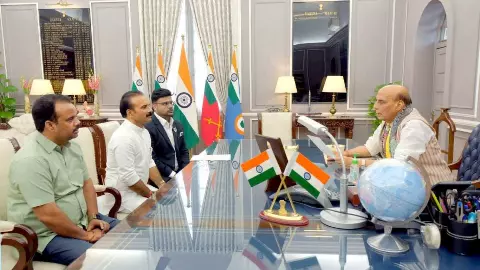 Chandauli News: विधायक सुशील सिंह ने रक्षामंत्री राजनाथ सिंह से की मुलाकात, जिले के विकास के लिए मांगा सैनिक स्कूल