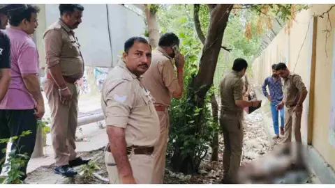 Hapur News: चौकी से चंद कदमों की दूरी पर मिला अज्ञात युवक का शव, पुलिस जाँच में जुटी