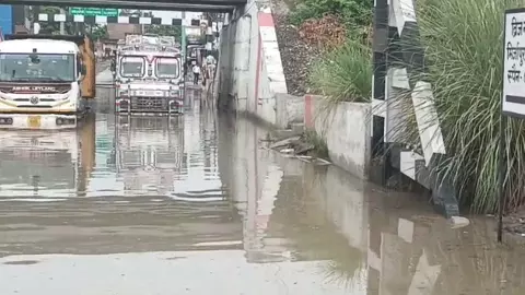 Mirzapur News: नेता खुशहाल राहगीर परेशान, हल्की बारिश में रेलवे अंडरपास रींवा जौनपुर राजमार्ग पर हुआ जलजमाव, 4 घंटे आवागमन रहा बाधित