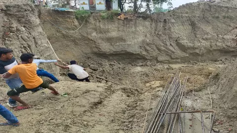 Hardoi News: रेल अधिकारियों की लापरवाही से हुआ हादसा, निर्माणाधीन अंडरपास में मिट्टी का टीला ढहा, एक श्रमिक की मौत, चार घायल