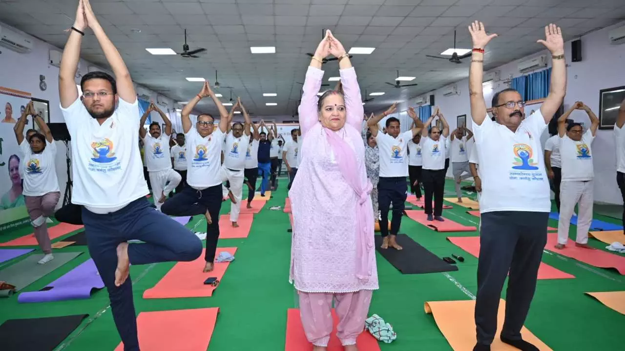 Lucknow News|11th International Yoga Day celebrated at Municipal  Corporation headquarters in lucknow| UP News in Hindi| Today latest update|  Newstrack Samachar | Lucknow News: लखनऊ नगर निगम मुख्यालय में मनाया गया  11वां
