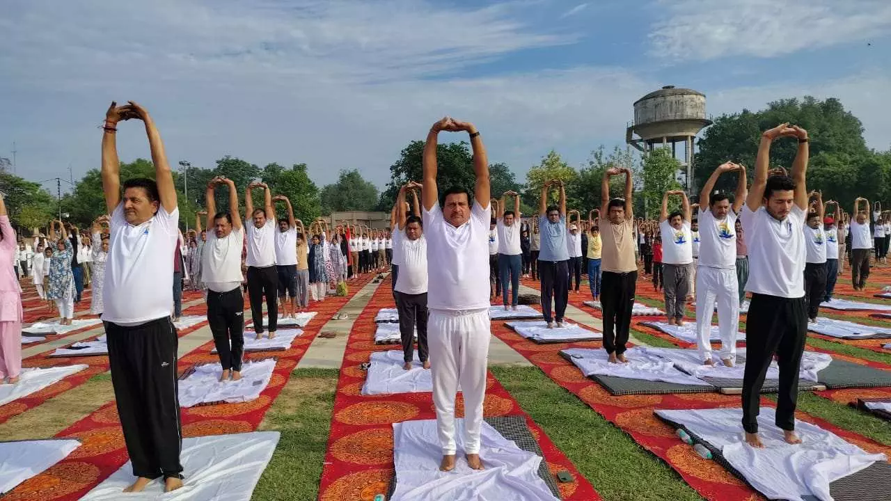 Kannauj News: कन्नौज में 11वें अंर्तराष्ट्रीय योग दिवस के अवसर पर पुलिस लाइन्स परेड ग्राउंड में योग शिविर का आयोजन