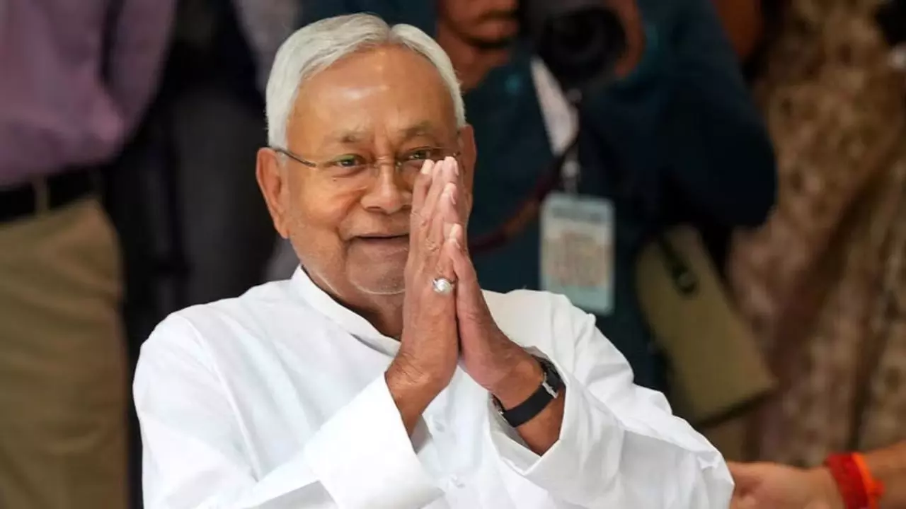 चुनाव से पहले नीतीश का सबसे बड़ा दांव! 400 से सीधे ₹1100... वोट बैंक पर कब्जे की तैयारी? एक झटके में करोड़ों बुजुर्गों को बनाया अपना
