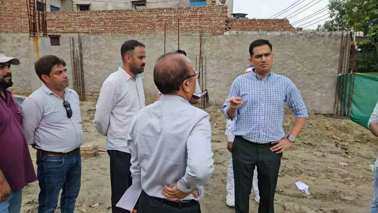 Aligarh News:- सुरेंद्रनगर पानी की टंकी निकट जोन कार्यालय के निर्माण कार्य पर नगर आयुक्त ने ठेकेदार फर्म पर लगाया 30 लाख का जुर्माना