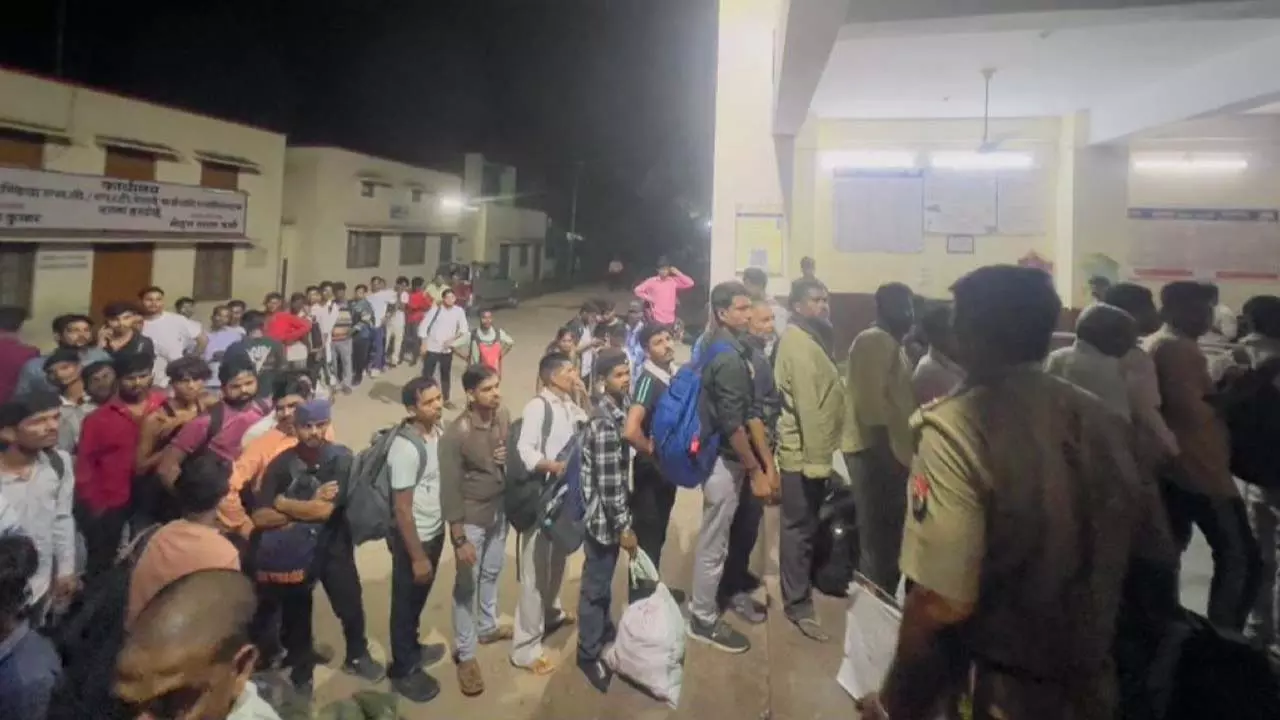 Youths going for NTPC Railway exams had to wait for tickets, waiting in line for hours