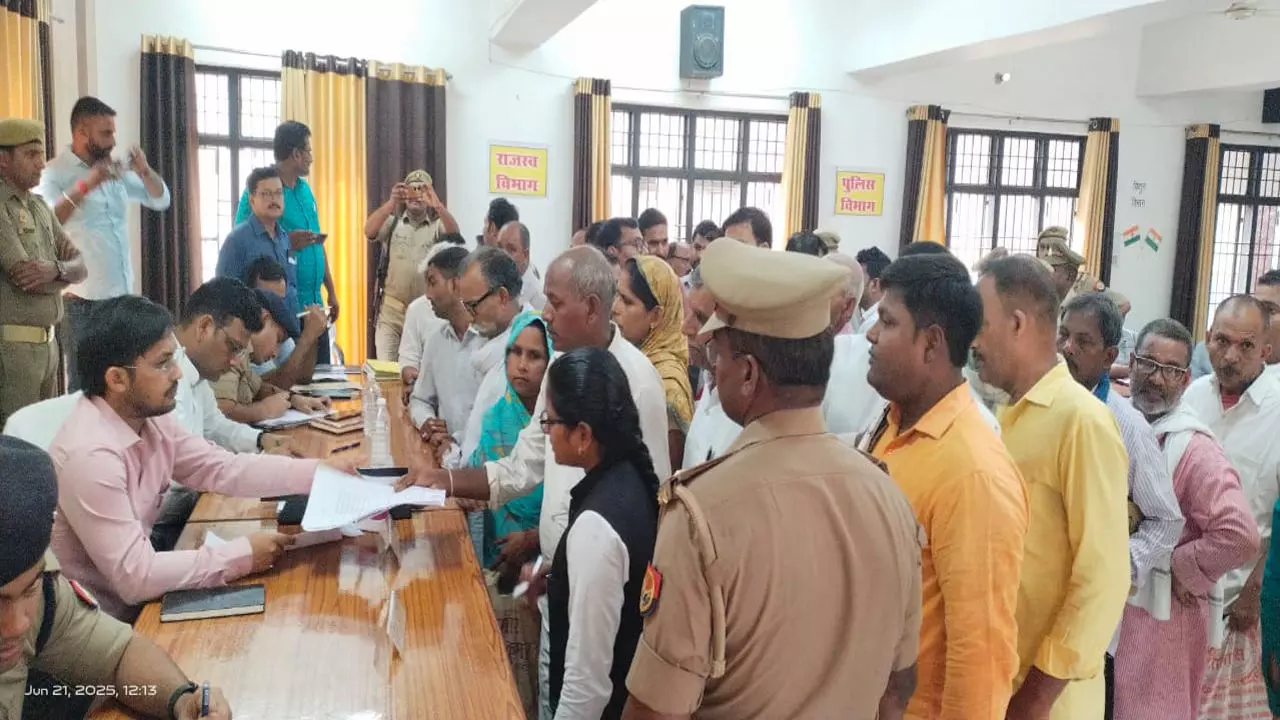 Chandauli News: संपूर्ण समाधान दिवस पर डीएम चंद्रमोहन गर्ग का त्वरित एक्शन, मौके पर छह शिकायतों का हुआ निस्तारण