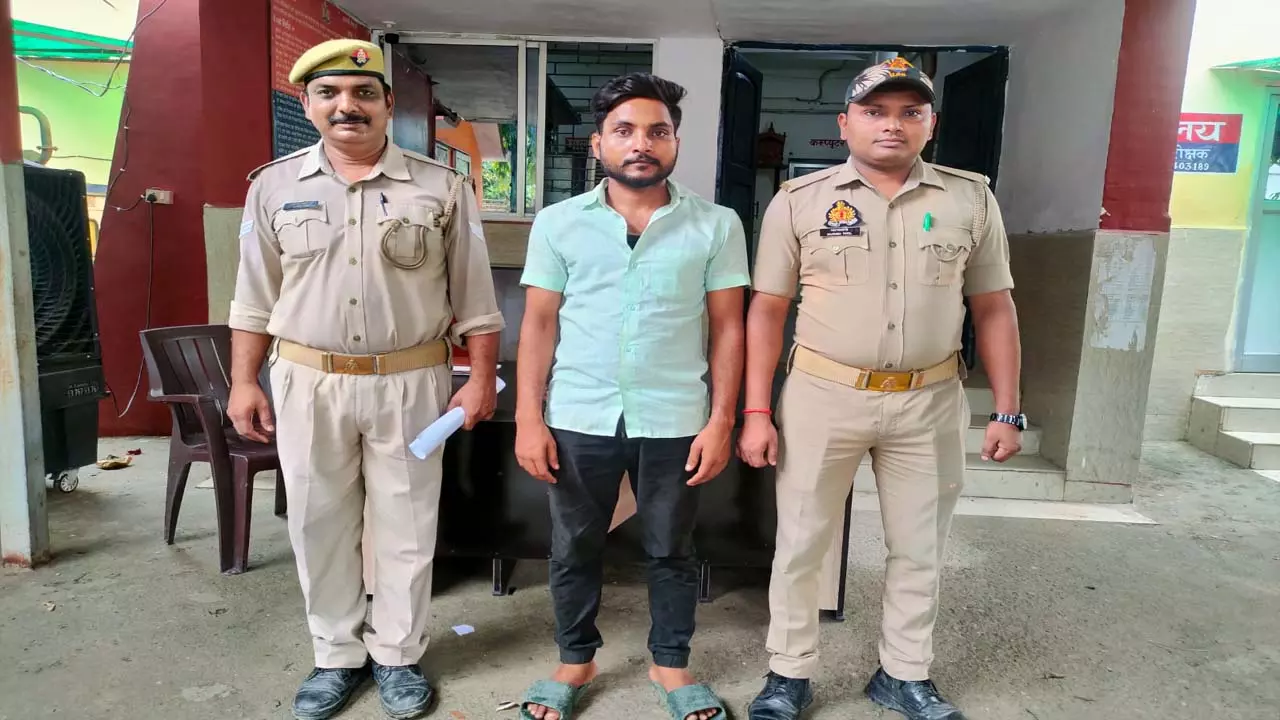 Chandauli News: हत्या के प्रयास का आरोपी आशुतोष यादव उर्फ टिक्कू तुलसी आश्रम स्टेशन से गिरफ्तार