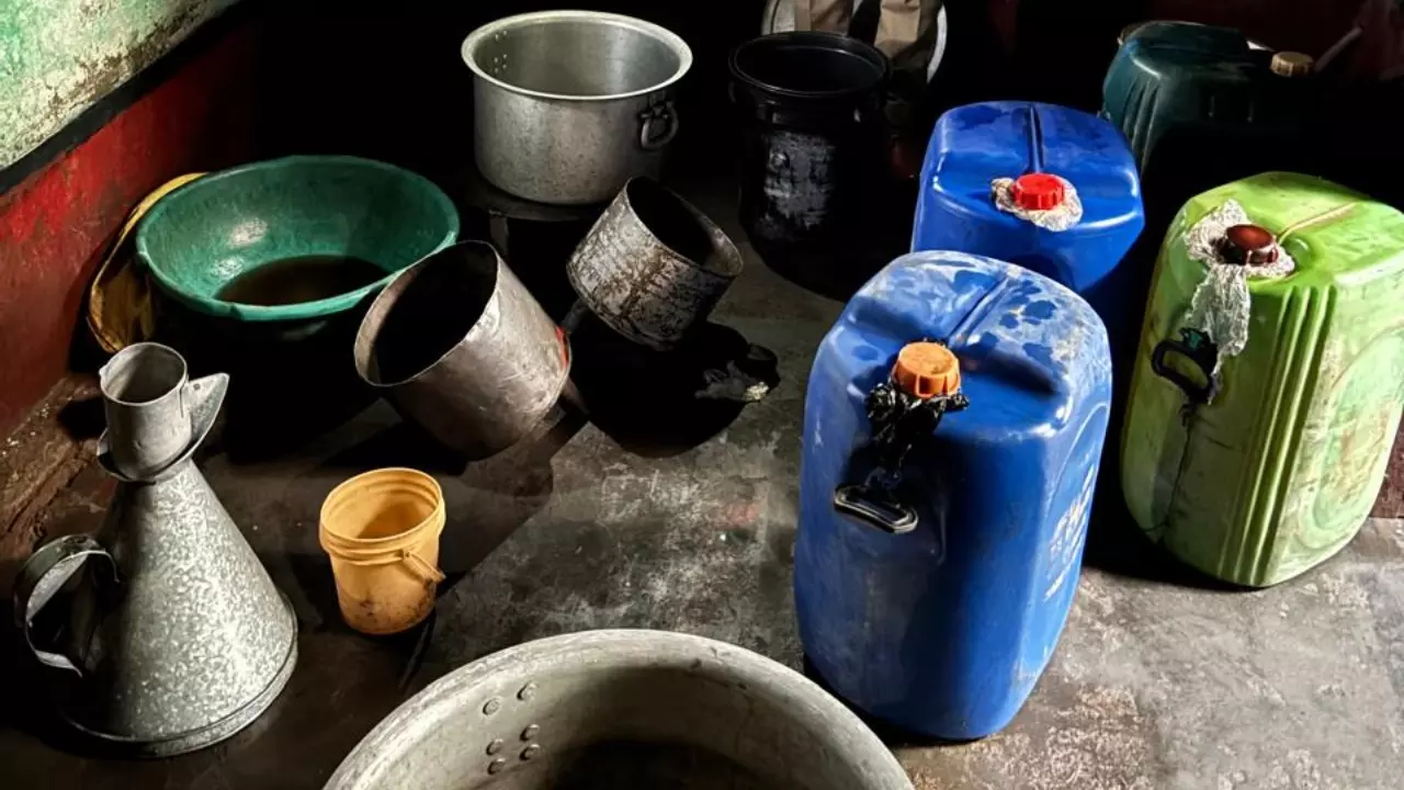 Chandauli News: पुलिस ने तेल चोरी के बड़े गिरोह का किया भंडाफोड़, डिपो से निकलने वाले ट्रैकर से की जाती थी कटिंग
