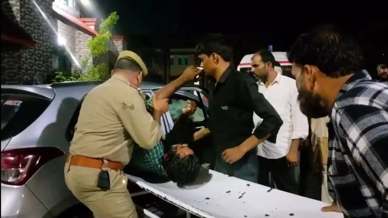Mahoba News: पंचायत चुनाव की रंजिश में दो पक्षों में खूनी संघर्ष, एक युवक को लगी गोली, चार घायल