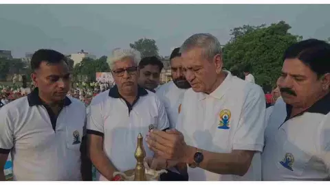Aligarh News: अंतरराष्ट्रीय योग दिवस पर अलीगढ़ में प्रभारी मंत्री ने किया योग, सपा सांसद के बयान को बताया कुतर्क Aligarh News: अंतरराष्ट्रीय योग दिवस पर अलीगढ़ में प्रभारी मंत्री ने किया योग, सपा सांसद के बयान को बताया कुतर्क