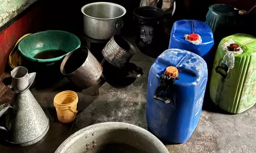 Chandauli News: पुलिस ने तेल चोरी के बड़े गिरोह का किया भंडाफोड़, डिपो से निकलने वाले ट्रैकर से की जाती थी कटिंग